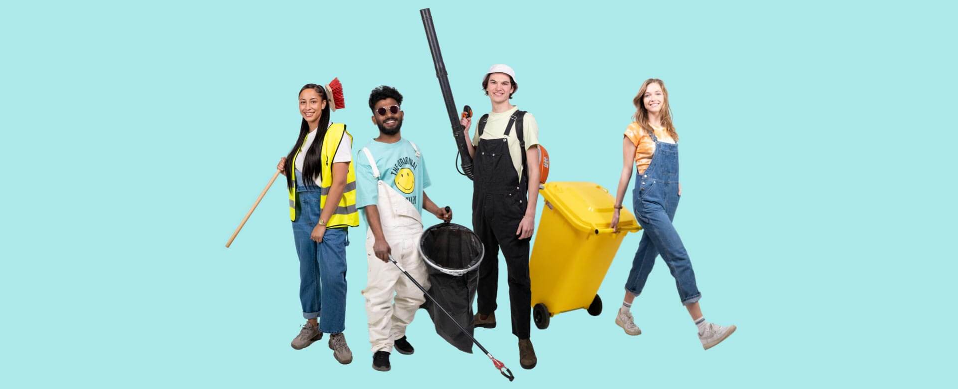Groep jonge schoonmaak- en afvalverwerkingsmedewerkers in opvallende hesjes met emmers en bezems, visuele promotie afvalbeheer evenementen What A Waste.