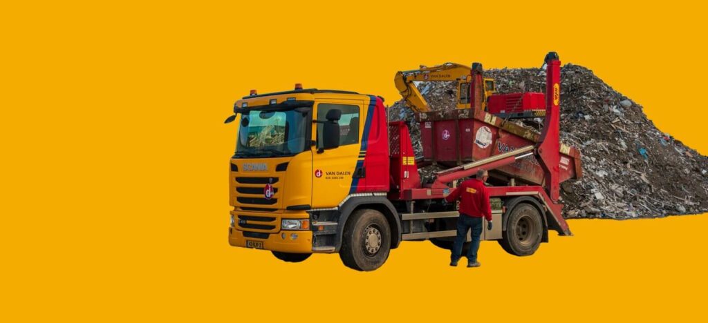 Afvalcontainertruck van What A Waste met volle afzetcontainer en medewerker in rood uniform, actief in afvalmanagement en inzameling bij evenementen.