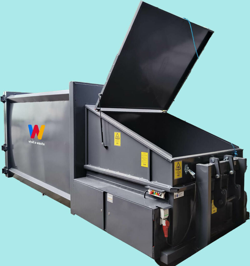 Zwarte haba perscontainer van What A Waste met open klep en veiligheidswaarschuwingen, geoptimaliseerd voor duurzaam afvalbeheer en containerverhuur bij evenementen.