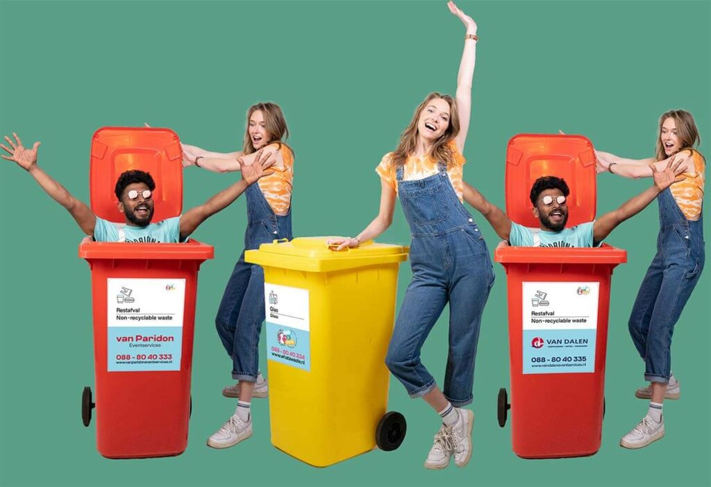 Schoonmaakteam van What A Waste met rolcontainers in groene omgeving, onderdeel van terreinreiniging en afvalbeheer evenementen.